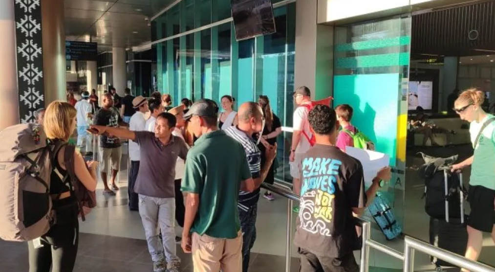 bandara-labuan-bajo - KUNINGMEDIA keramaian di bandara labuan bajo