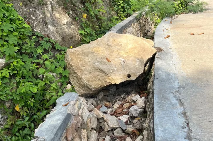 drainase-labuan bajo - KUNINGMEDIA selokan (drainase) yang tersumbat